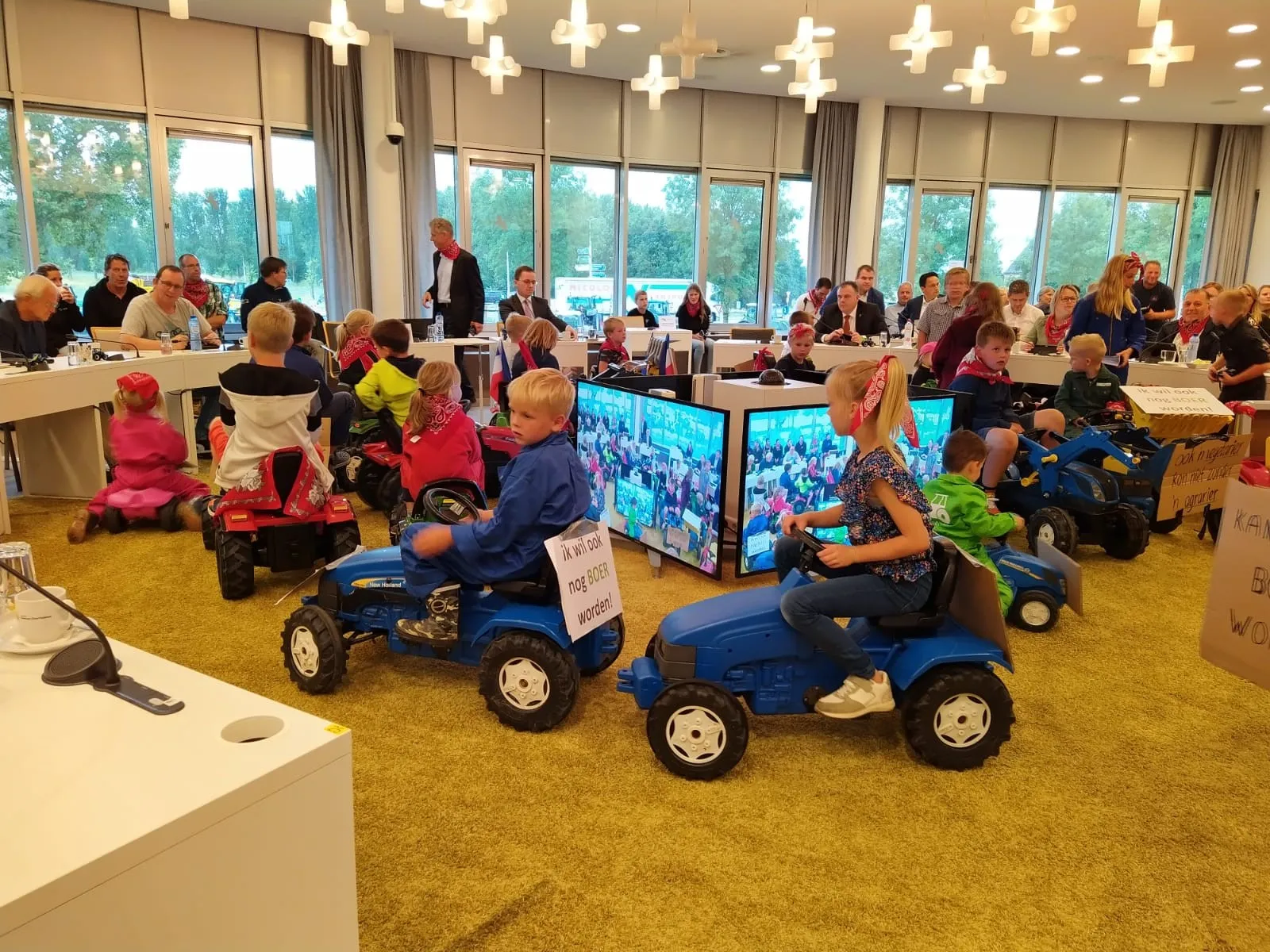 kinderen op tractoren in de raadzaal