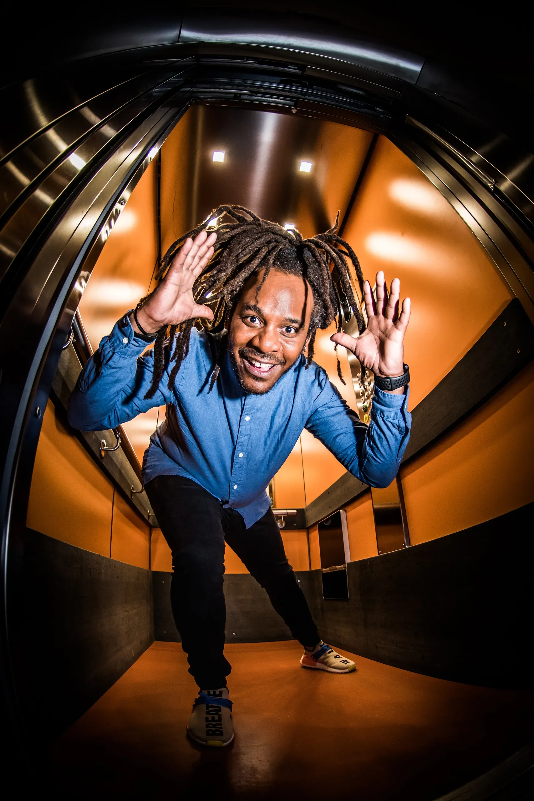 marlon kicken in de lift staand dave van hout