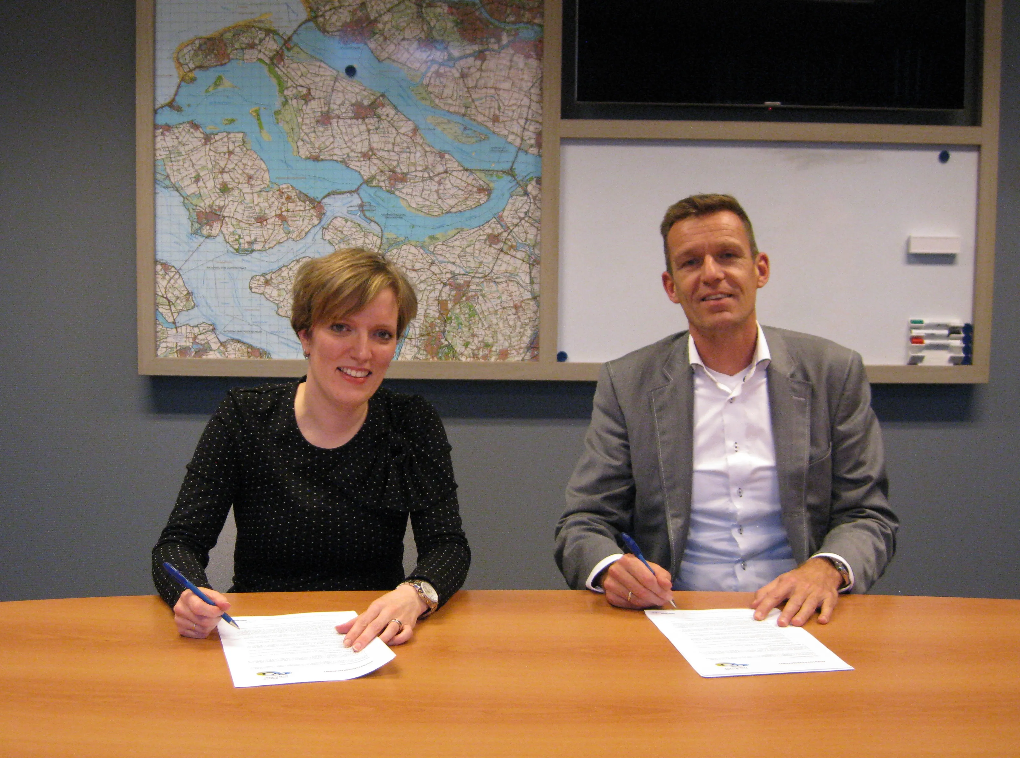 ondertekening bouwteamovereenkomst aanpak kademuur havenkom middelharnis