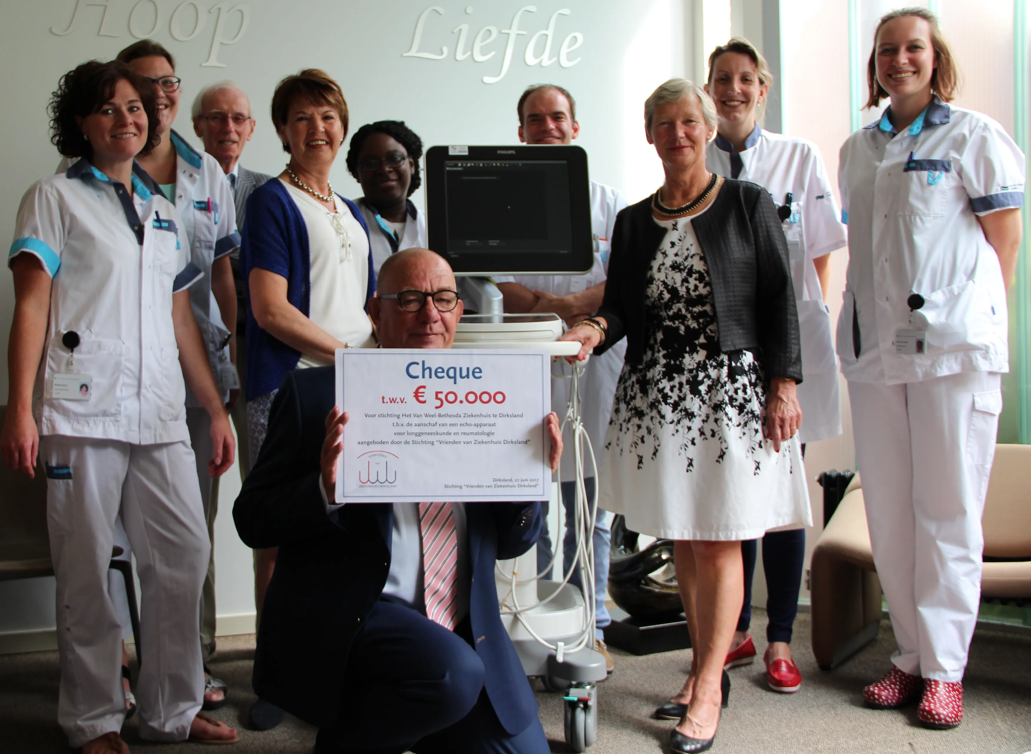 overhandiging cheque vrienden van ziekenhuis dirksland
