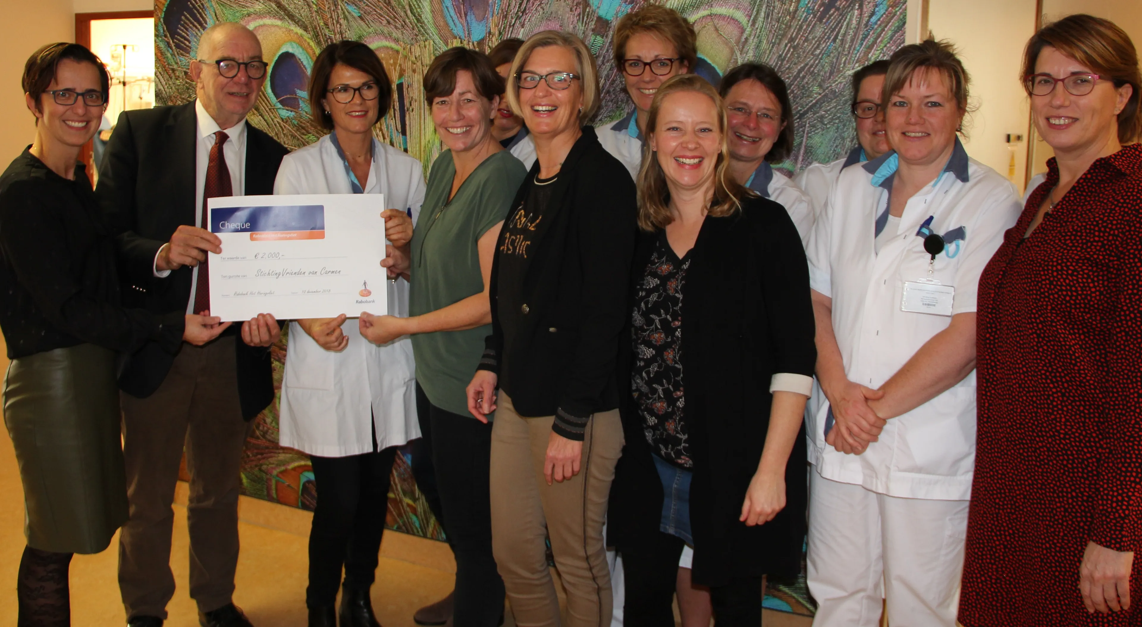 overhanding cheque rabobank stichting vrienden van carmen tbv afdeling oncologie