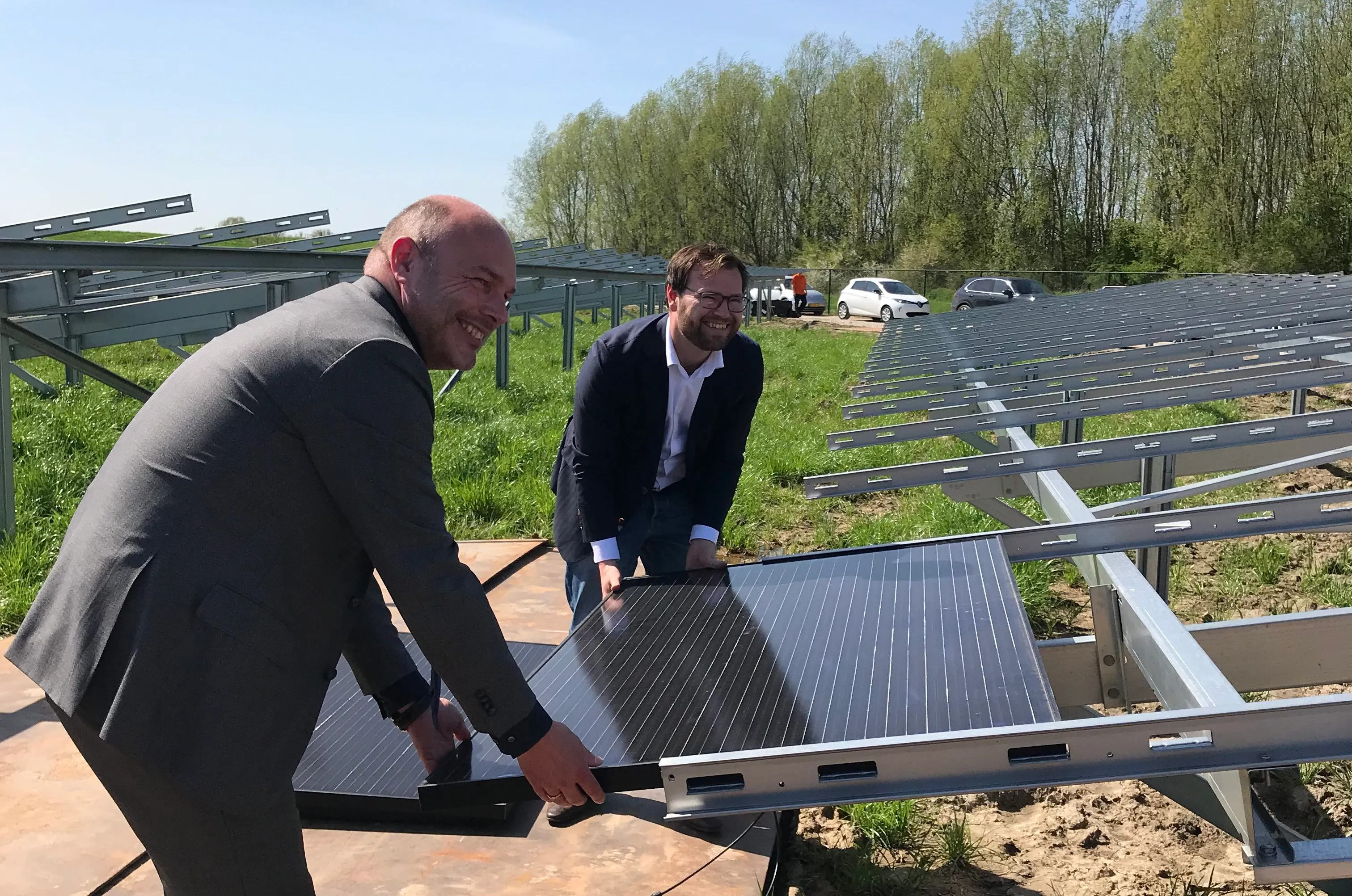plaatsing eerste zonnepaneel ooltgensplaat1 e1524142136166
