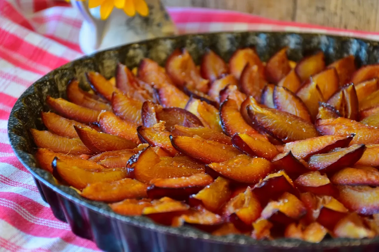 plum cake 2662696 1280