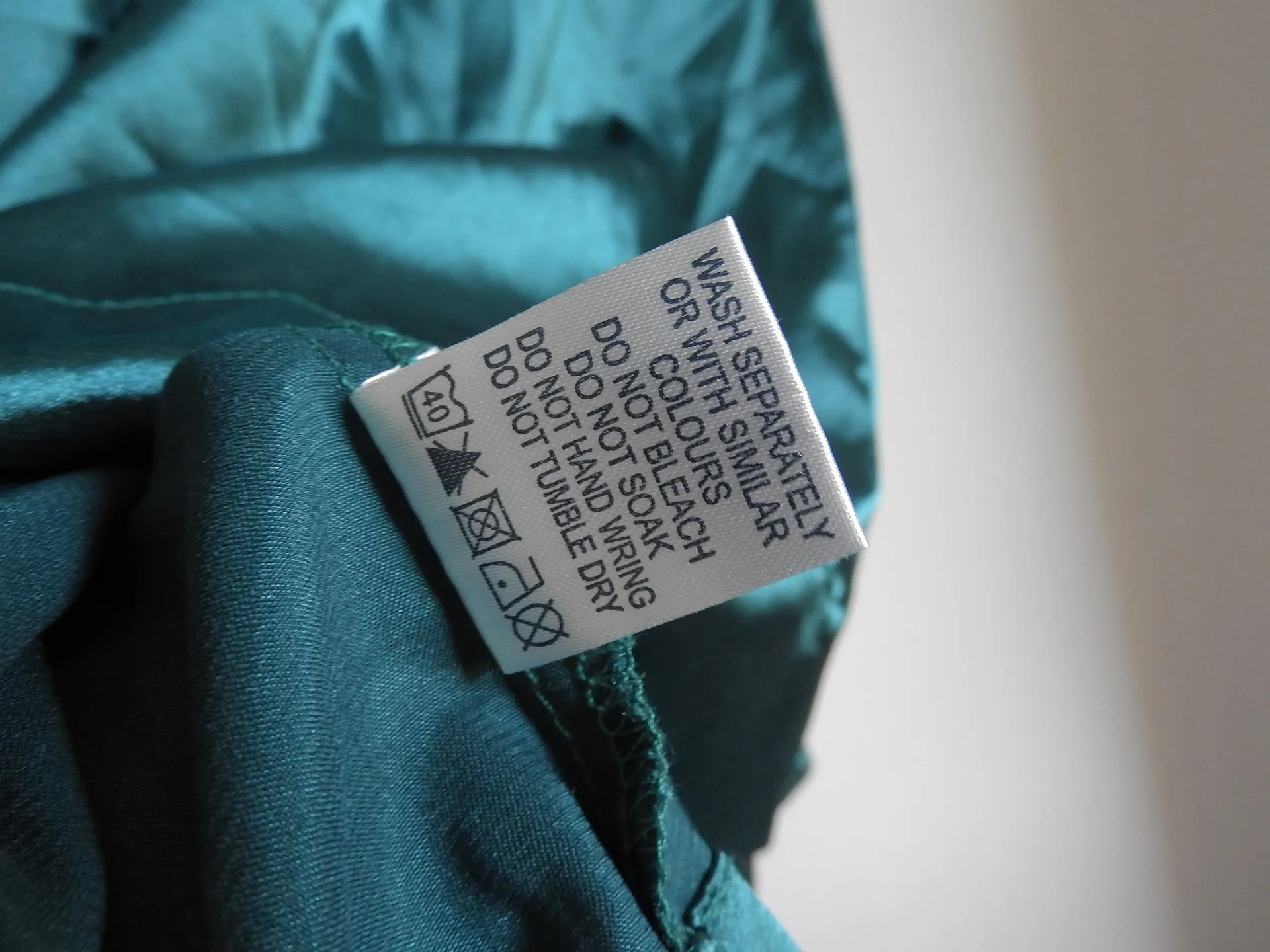 sign in clothes 3983159 1920