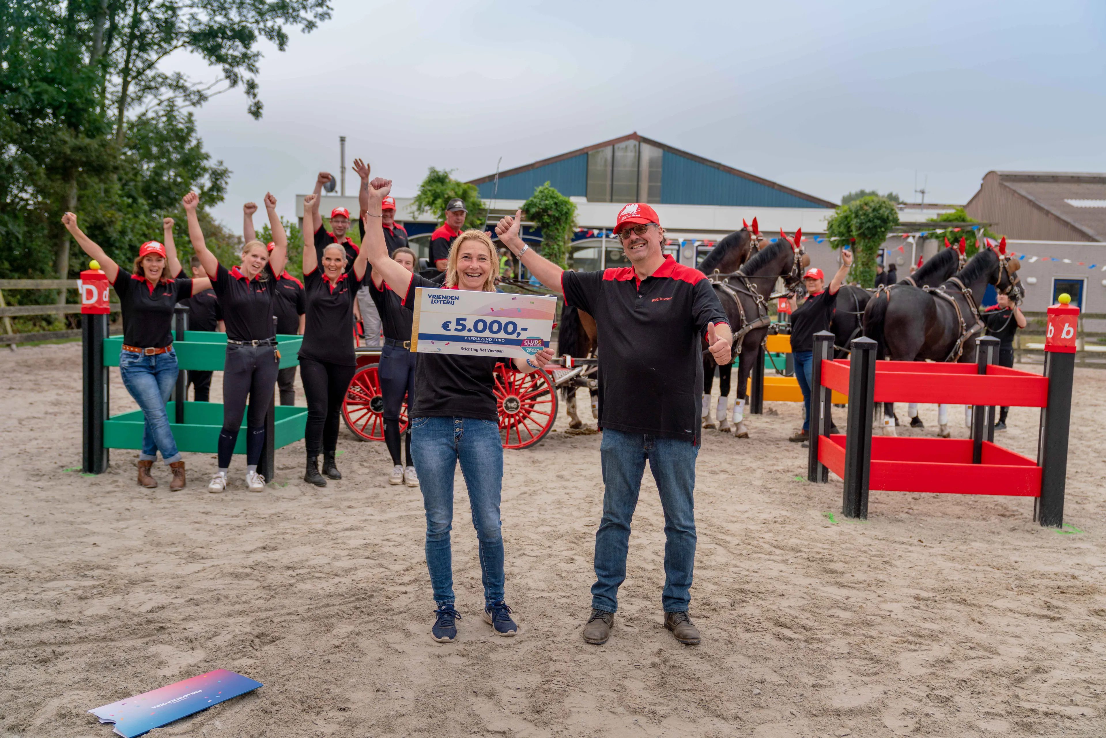 stichting vierspan zuid holland ontvangt cheque van 5000 euro van vriendenloterij