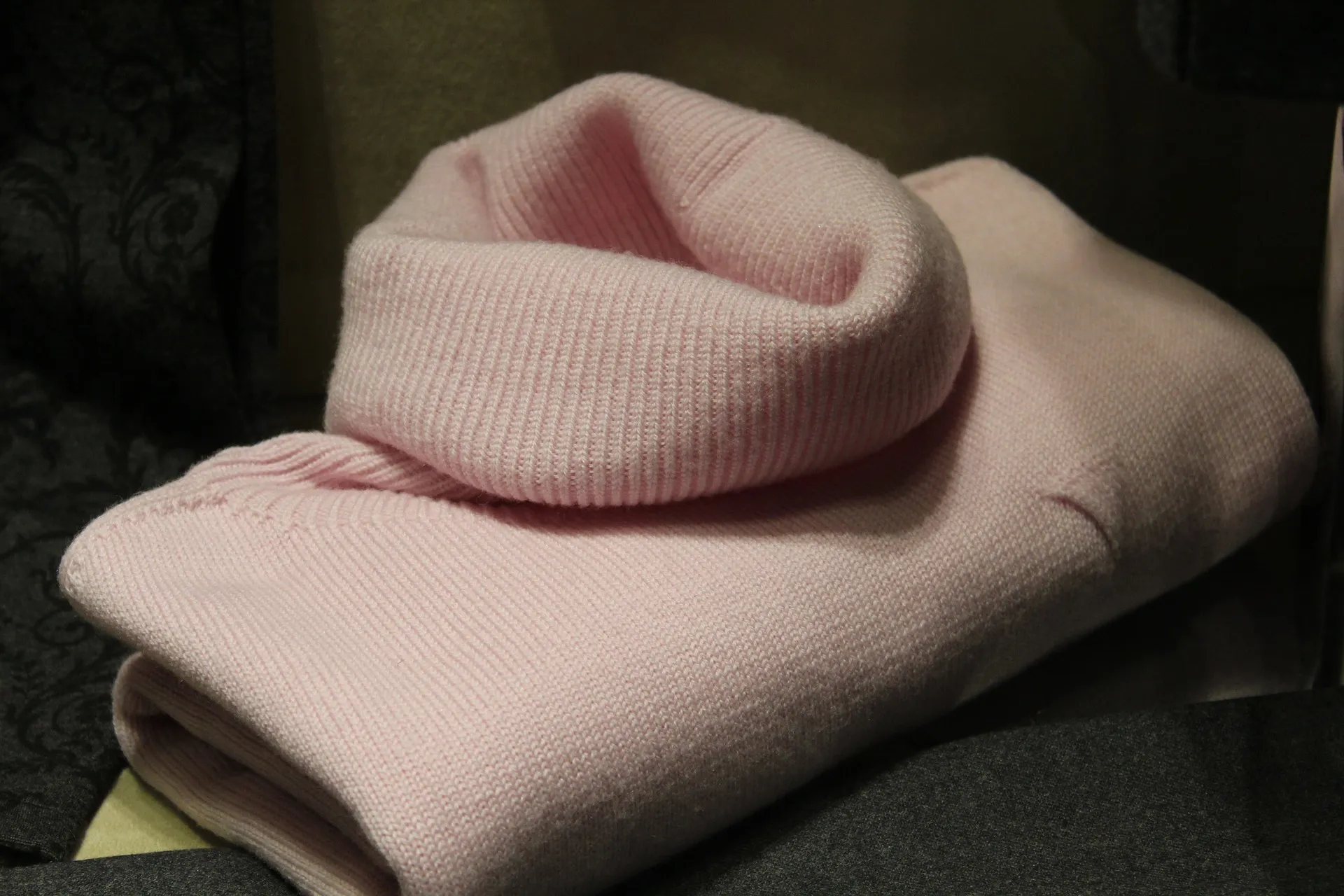 sweater 1222876 1920
