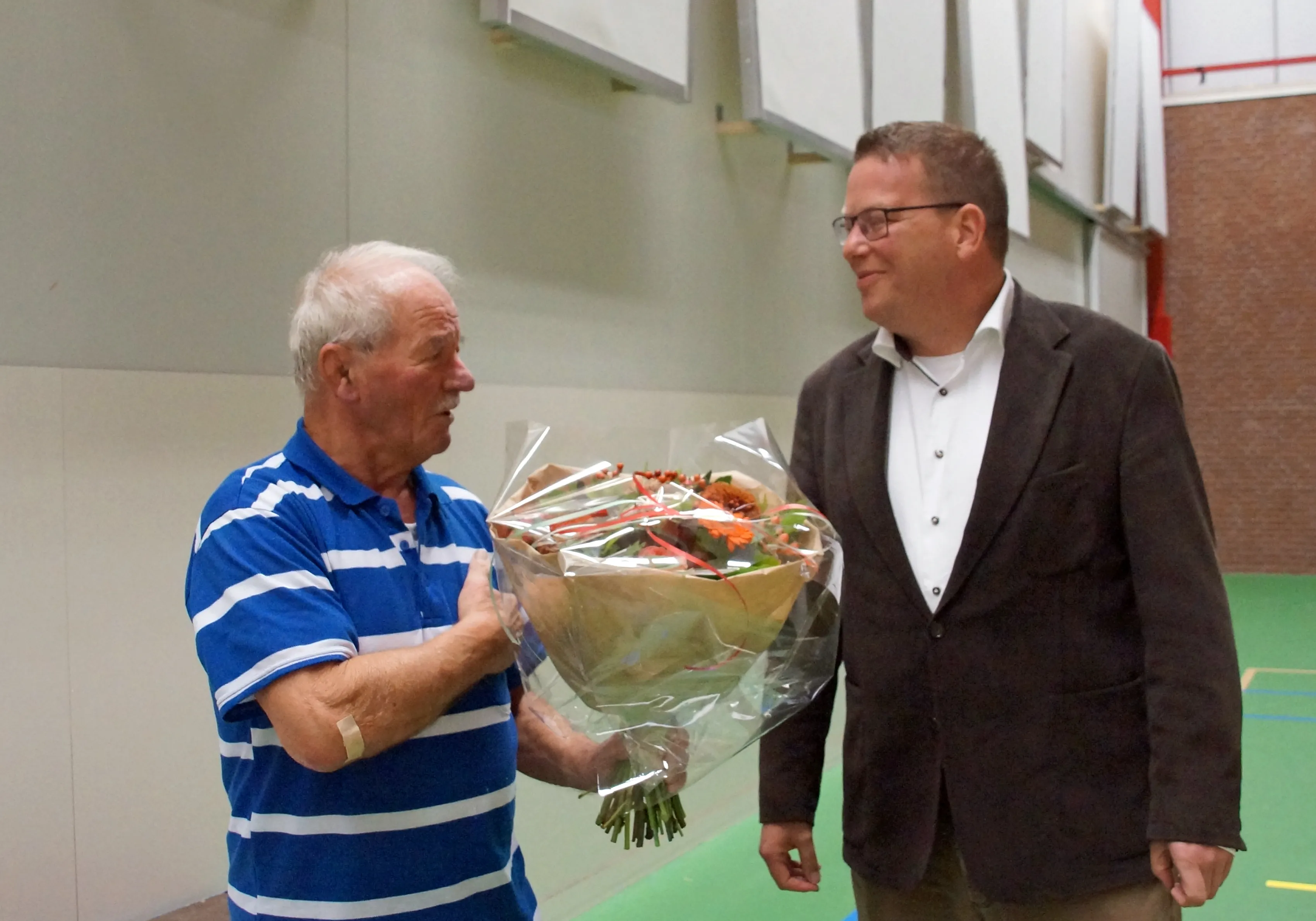 wethouder feliciteert lau almekinders met 60 jaar judo