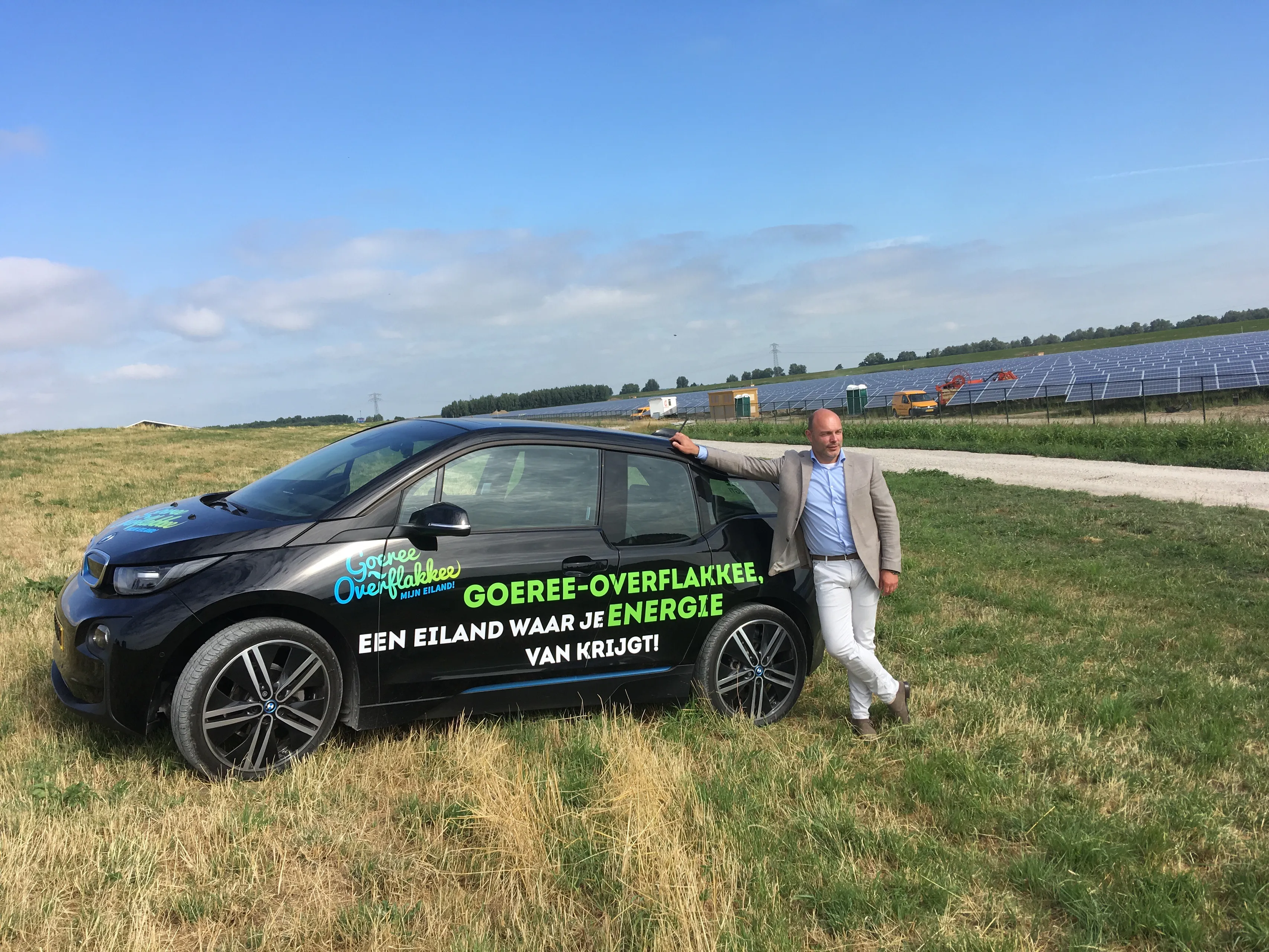 wethouder van der vlugt bij auto
