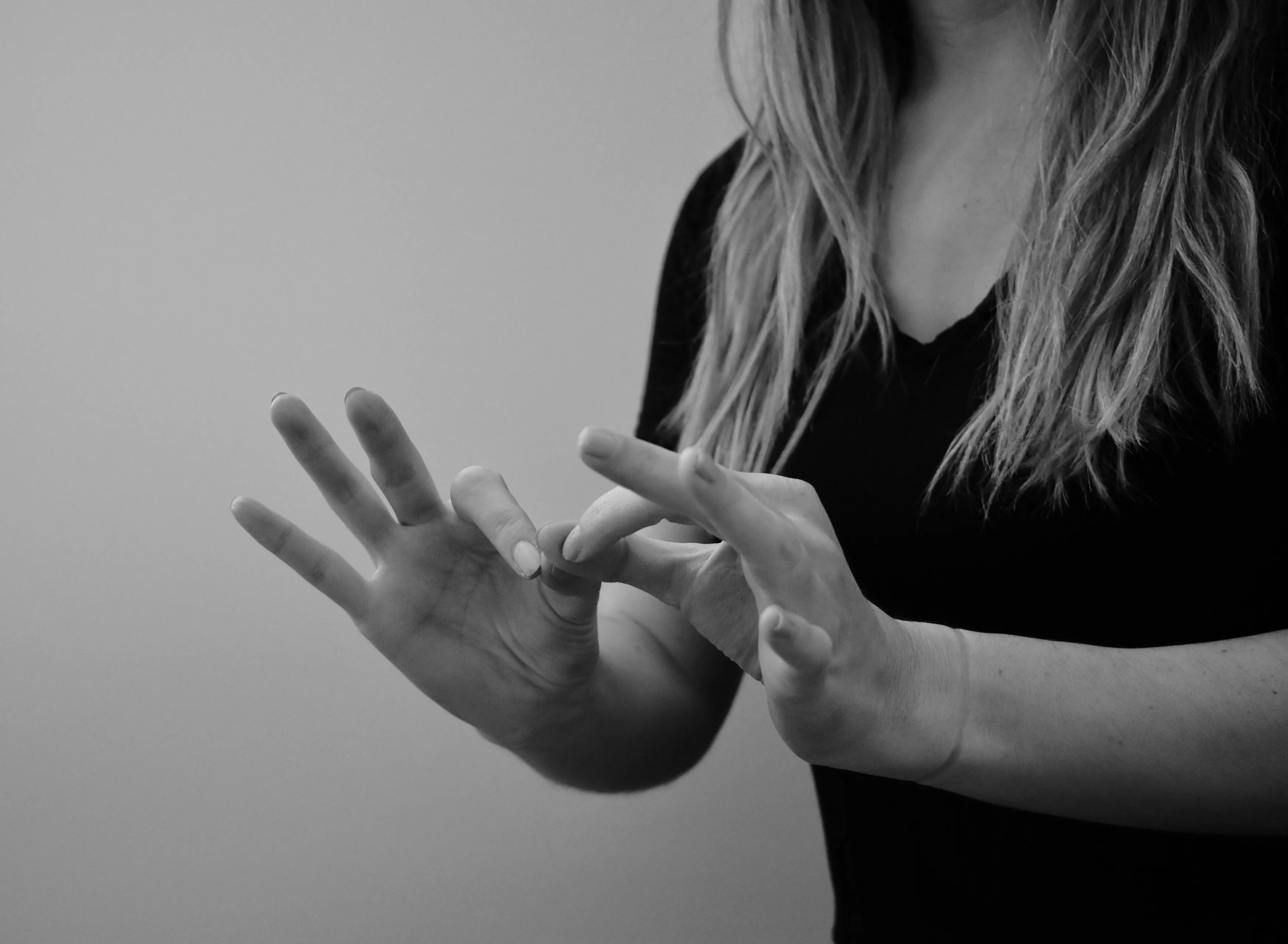 woman interpreting american sign language puwz5wf