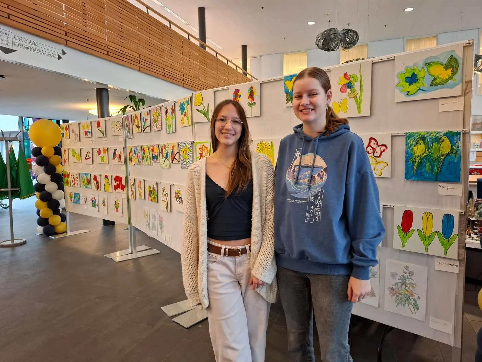 emmalie en sara bij expositie nieuw rijsenburgh