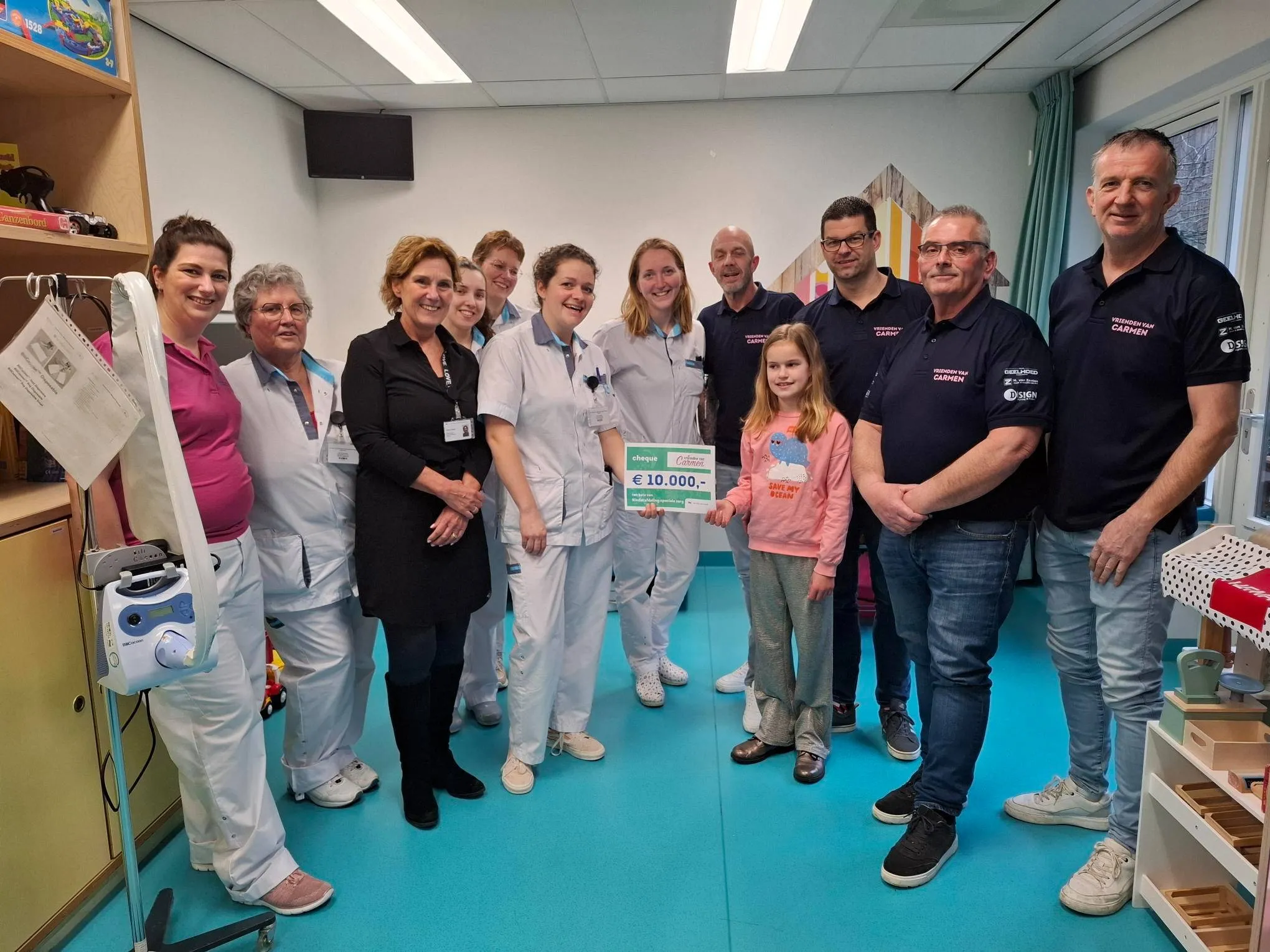 cheque vrienden van carmen kinderafdeling van weel bethesda