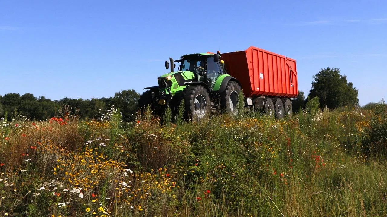 berm maaisel boeren trekker