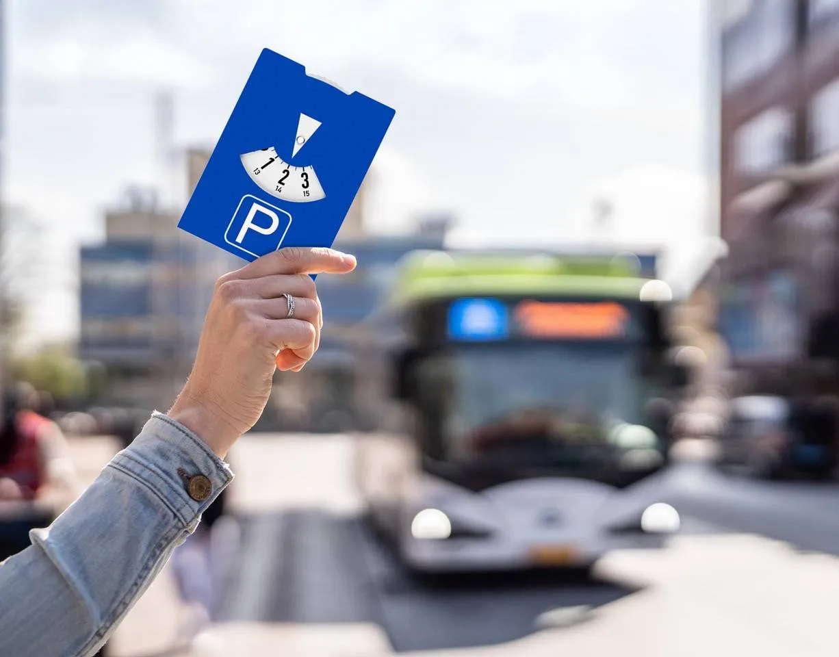 Parkeerschijf met hand_OMHOOG_CXX