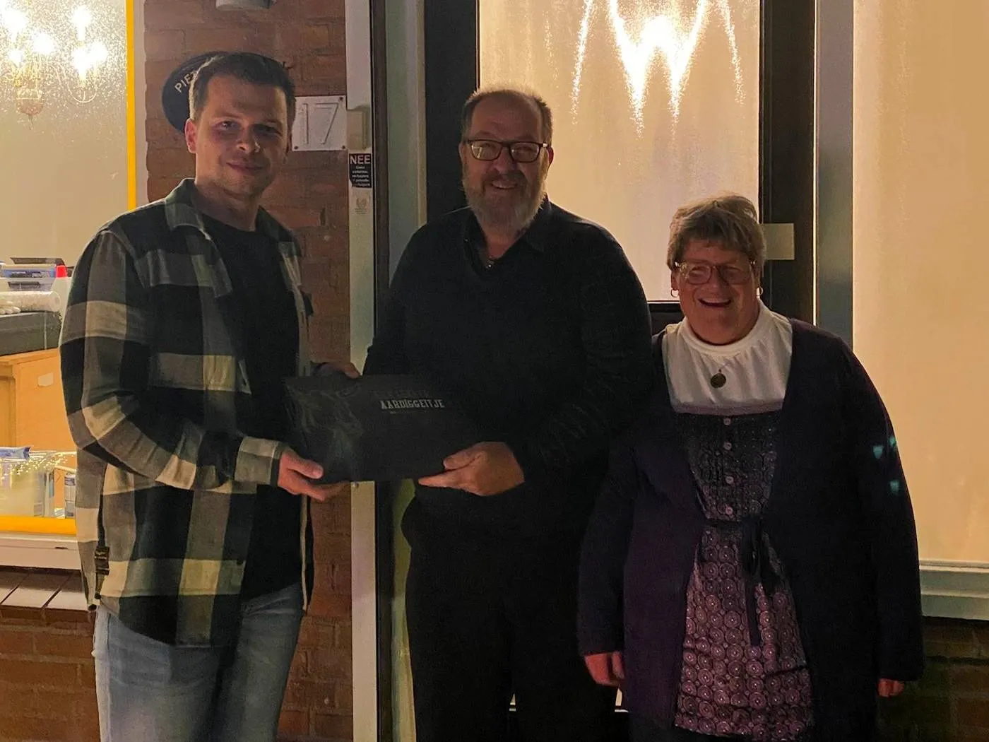 Foto Geert-Jan Naberman zet mantelzorger Piet Grinwis uit Ouddorp in het zonnetje