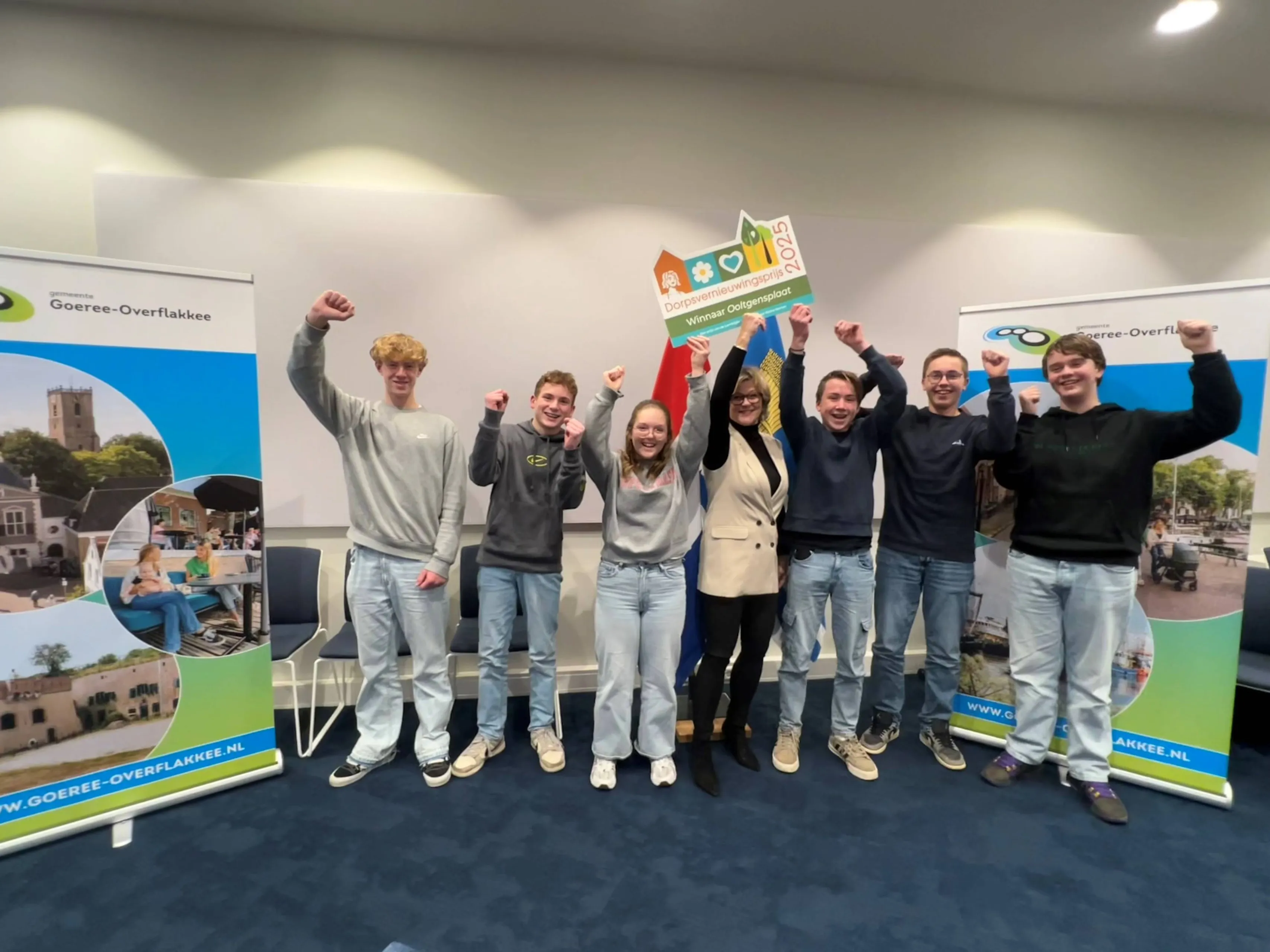 Jeugdraad Ooltgensplaat samen met burgemeester Ada Grootenboer