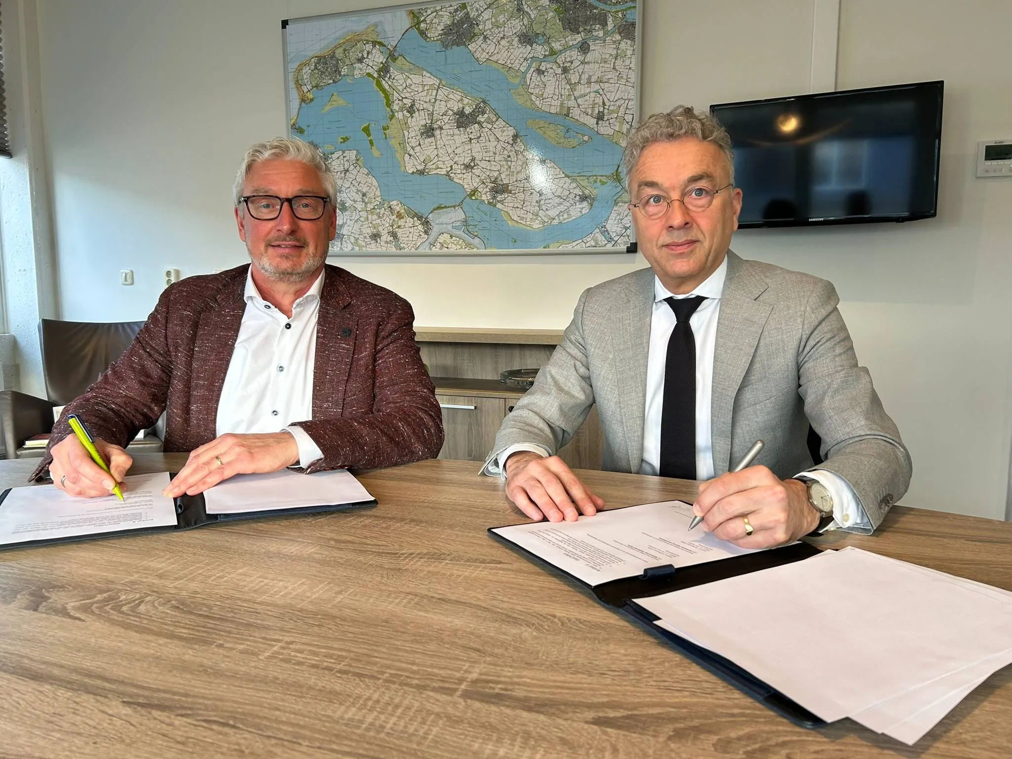 Foto voor bij persbericht waterschap en gemeente GO starten onderzoek naar wegenoverdracht links Van Oorschot rechts Van Putten