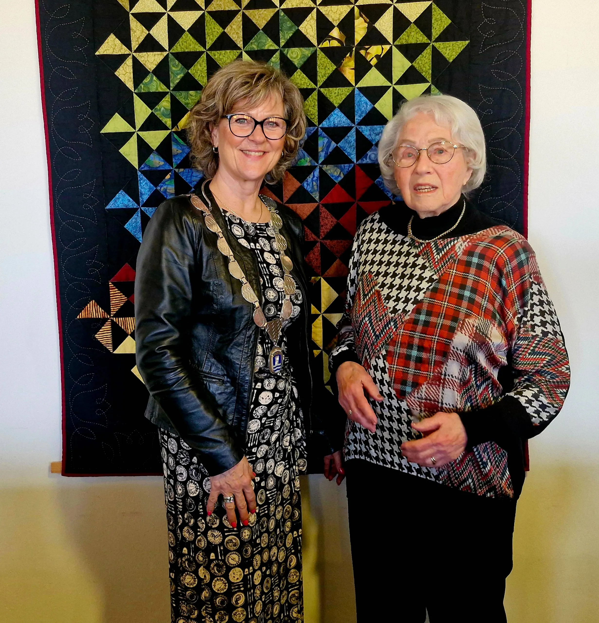 foto bezoek burgemeester aan mevrouw Drenthe-Hoogendijk