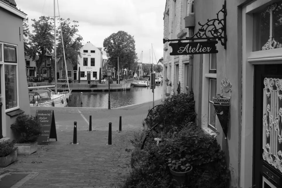 Doorkijkje naar de haven van Middelharnis van Hans de Zwart