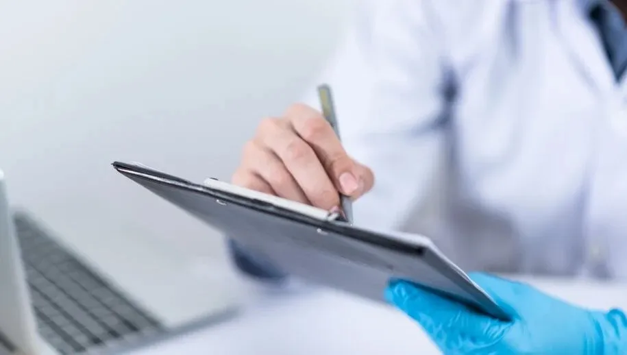 adult 4402808 1280 915x518 1