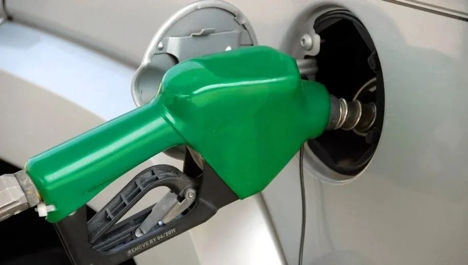 pumping gas 1631634 1280 915x518 1