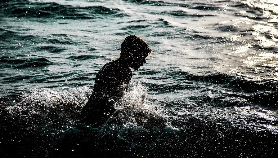 swimming 2411978 1920