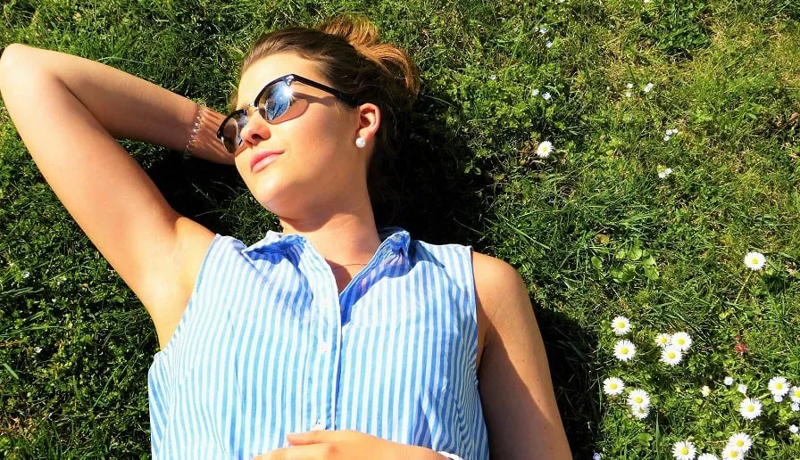 young woman 2194044 1920