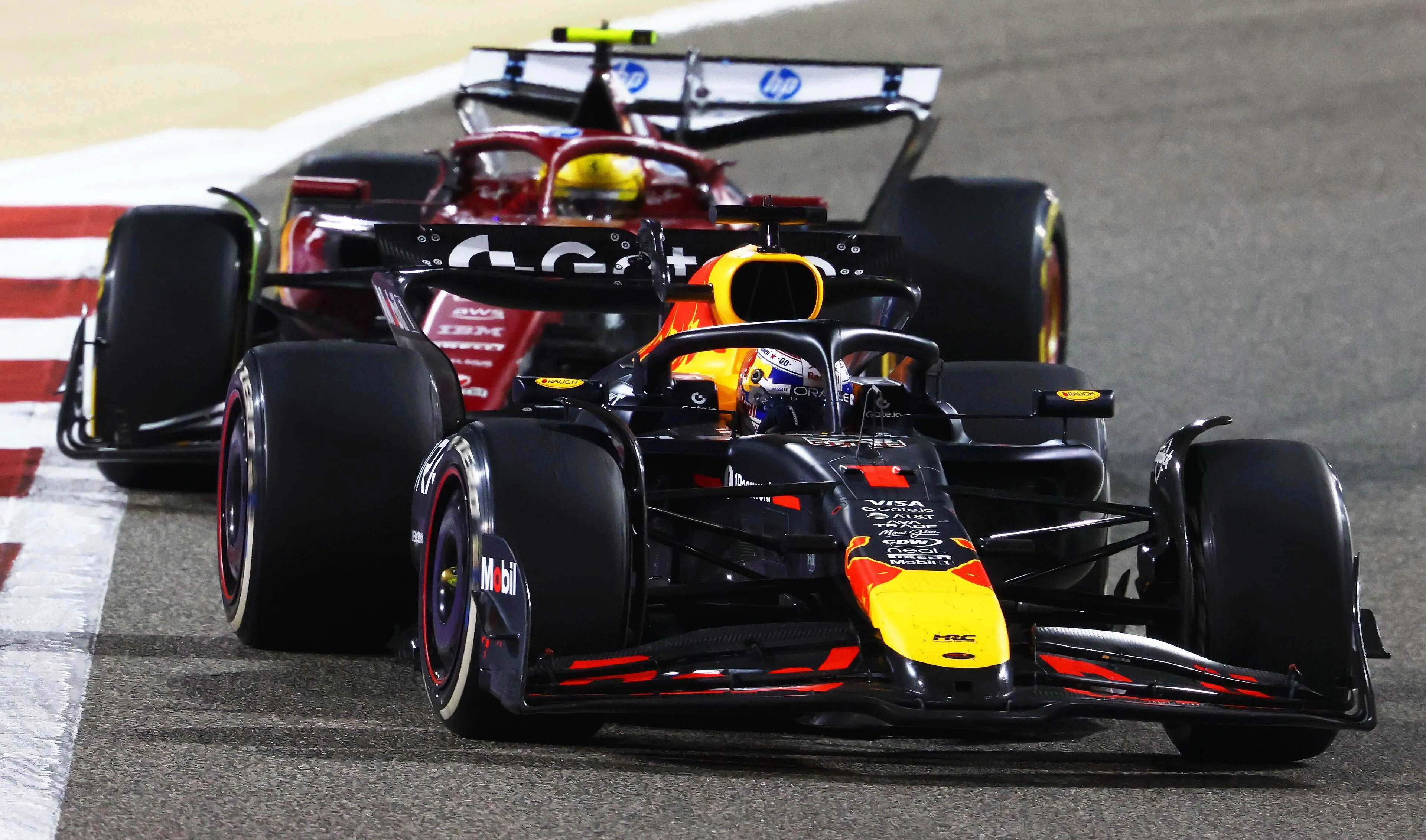Max Verstappen en Lewis Hamilton in Bahrein