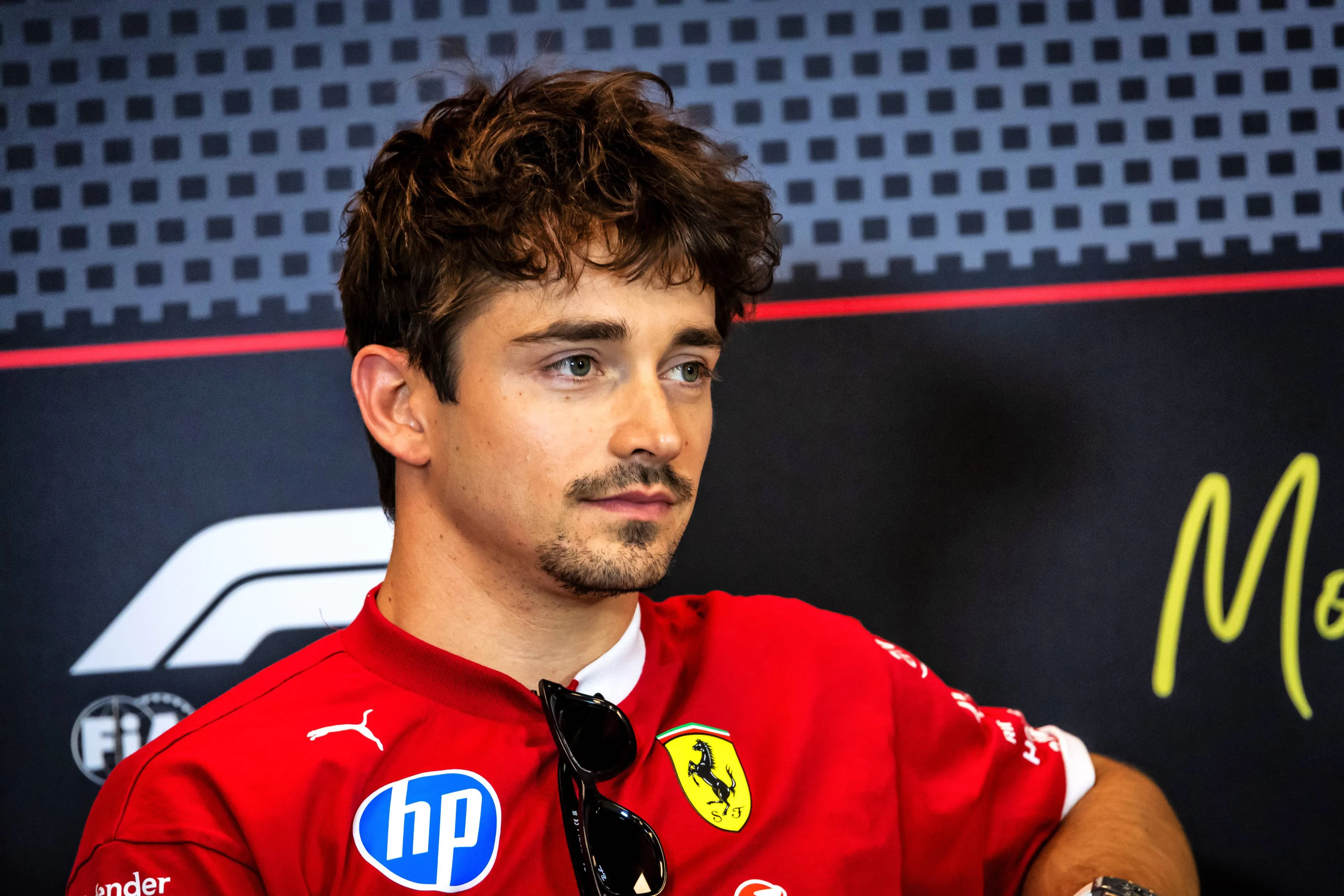 Charles Leclerc tijdens de persconferentie voor de Grand Prix van Monaco