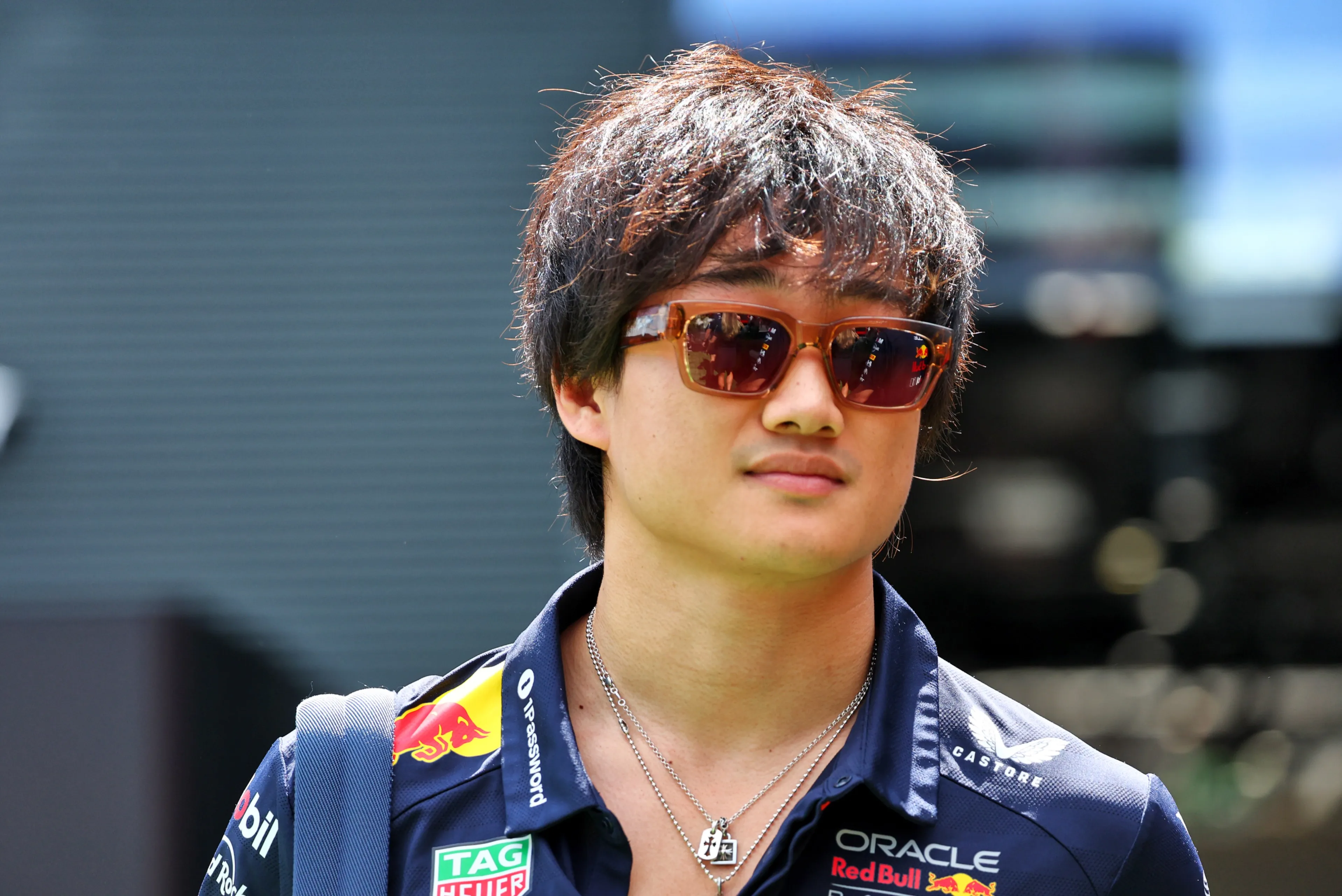 Yuki Tsunoda (Red Bull Racing) draagt een zonnebril.