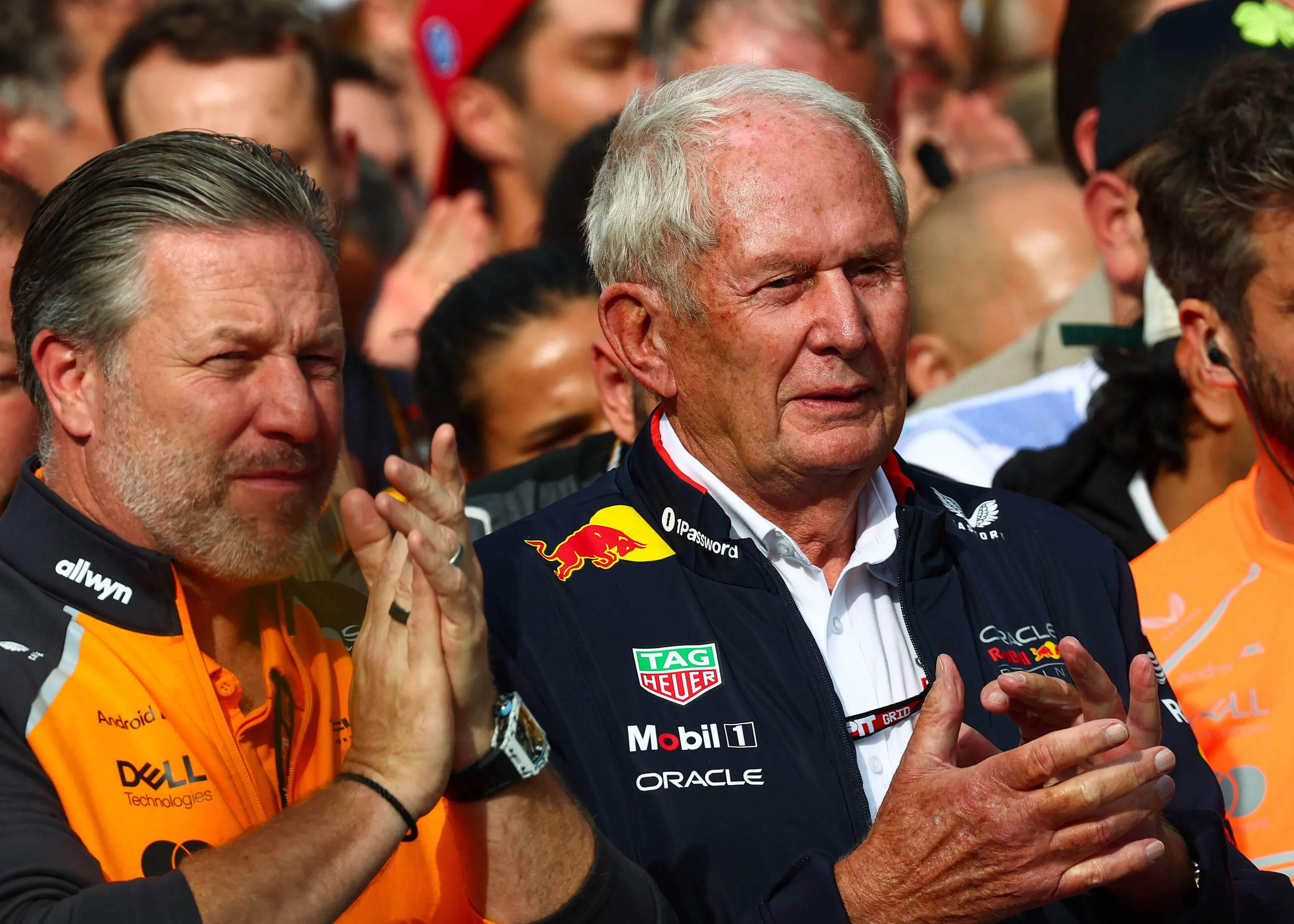 Helmut Marko naast concullega Zak Brown
