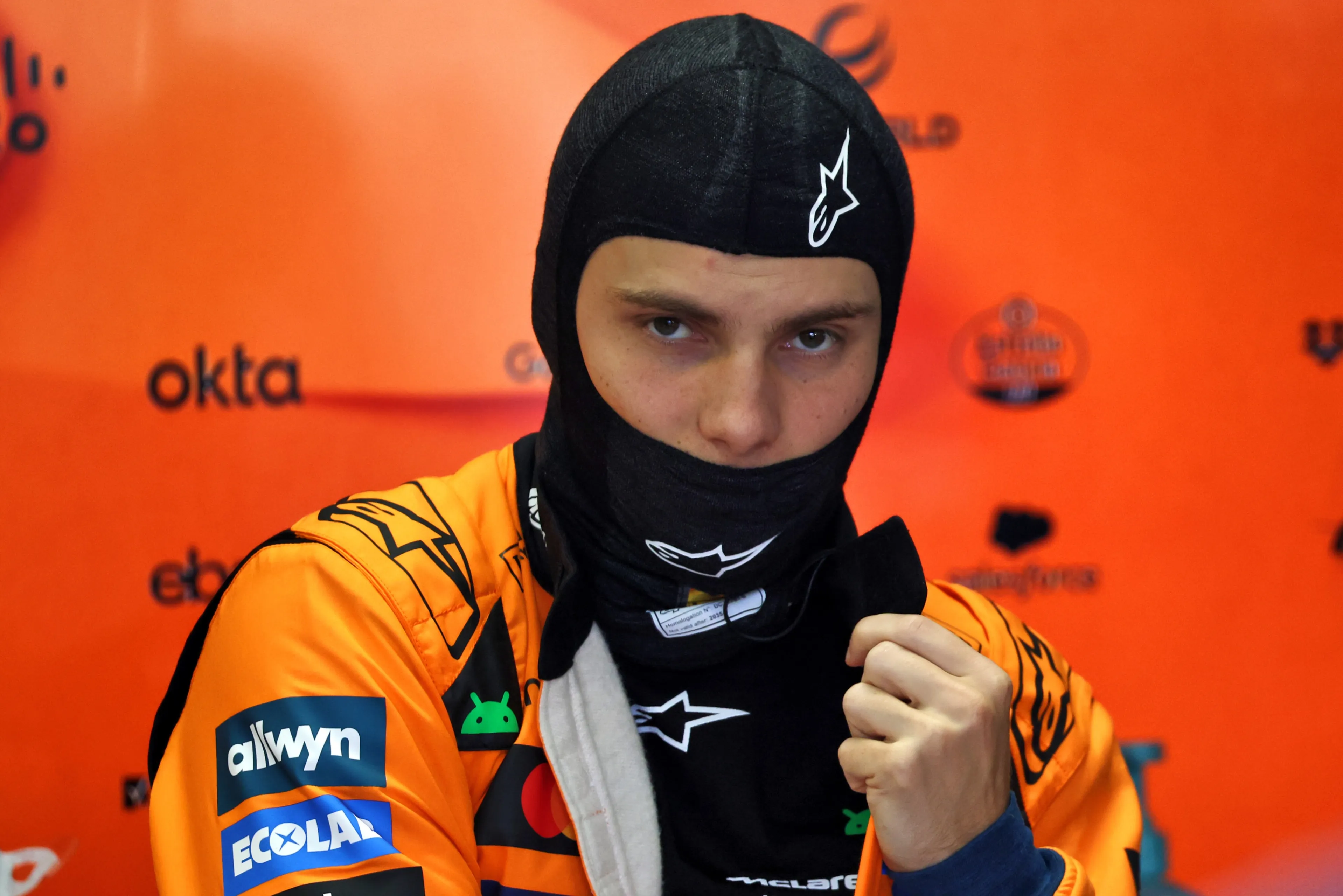 piastri-mclaren-garage