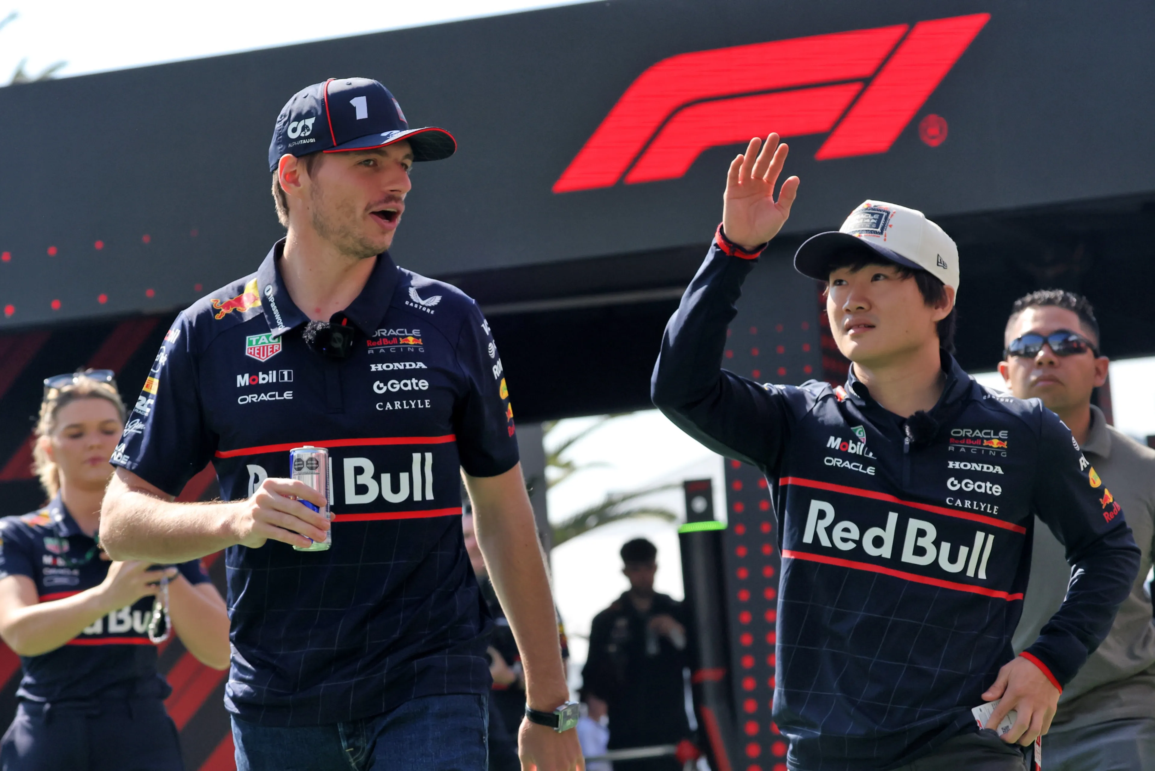 Verstappen und Tsunoda im Fahrerlager von Mexiko