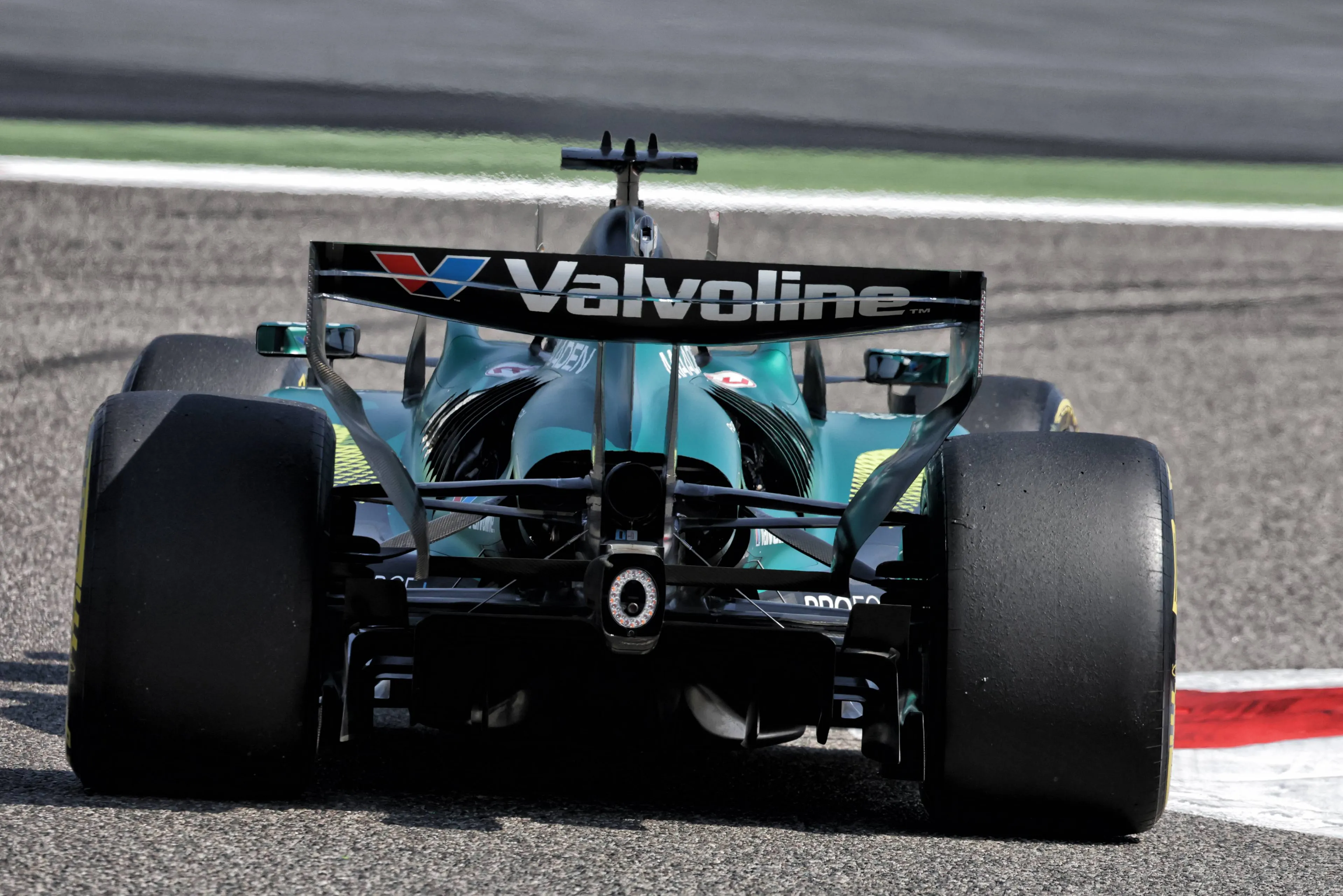 Lance Stroll im AMR26 in Bahrain – Foto: Race Pictures