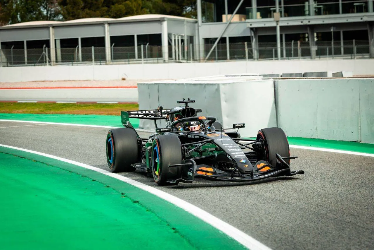 Oscar Piastri auf dem Circuit de Barcelona-Catalunya während der Wintertests – Foto: McLaren Mastercard F1 Team