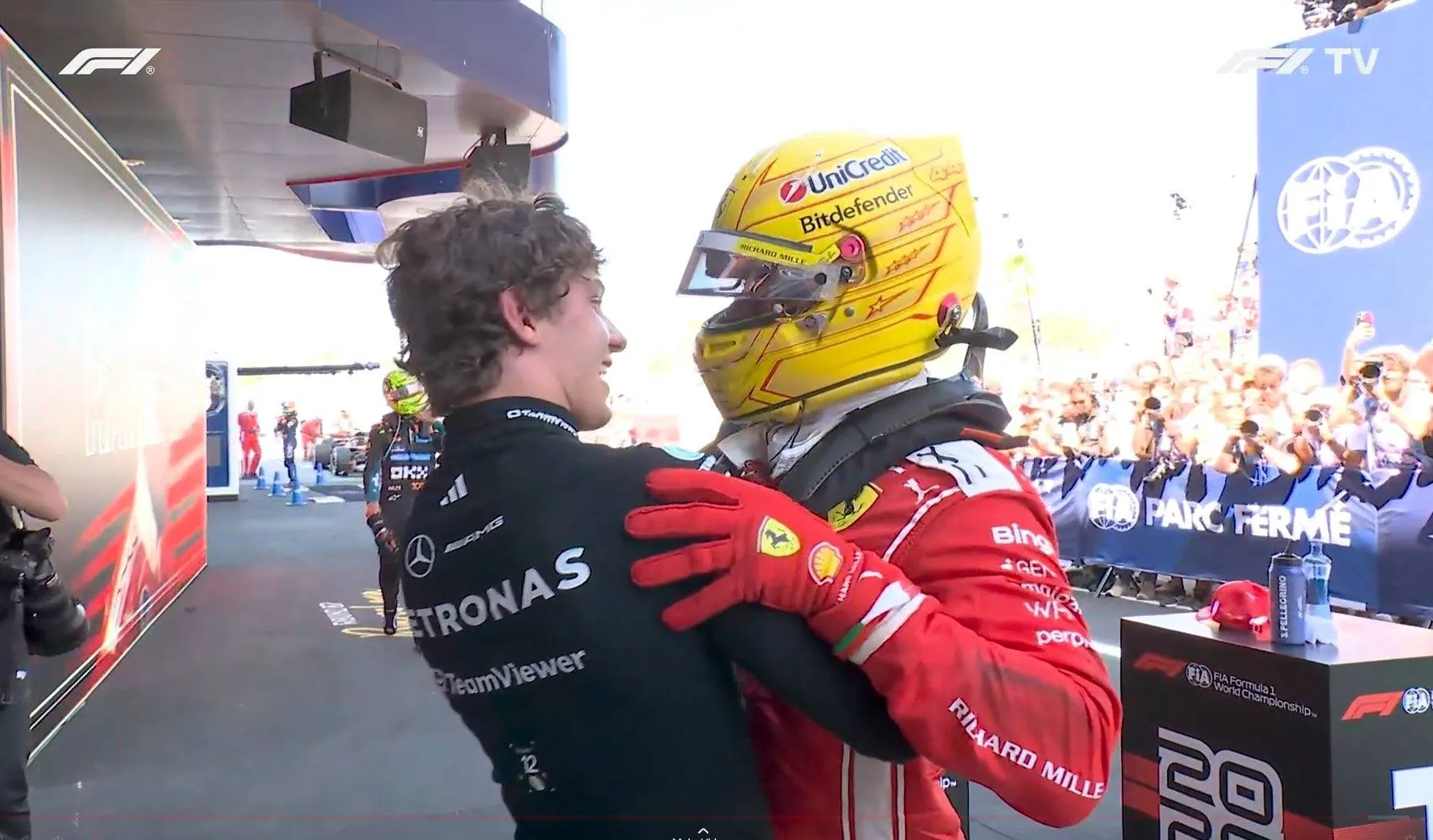 kimi-antonelli-feliciteert-lewis-hamilton