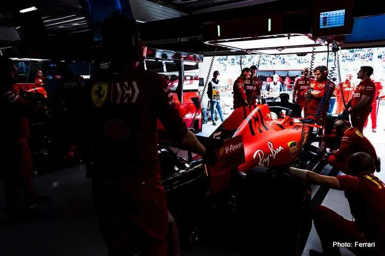 1 ferrari pit garage 001