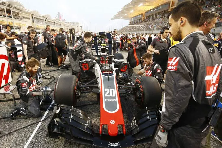 20 car on grid prior to race 834