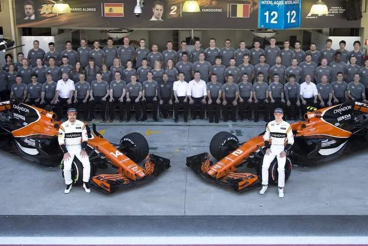 2017mclarenf1teamfamilyphotocopy