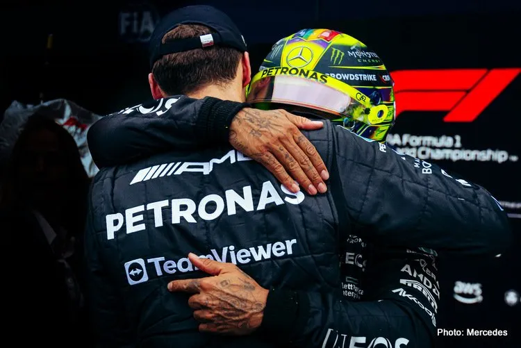 2023 f1 qualifying melbourne russell hamilton mercedes qualifying hug