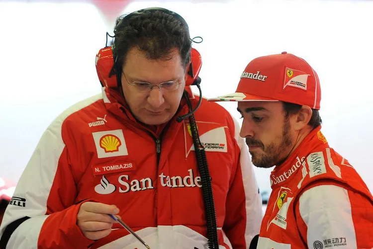 20429 nikolas tombazis habla con fernando alonso en el garaje de ferrari