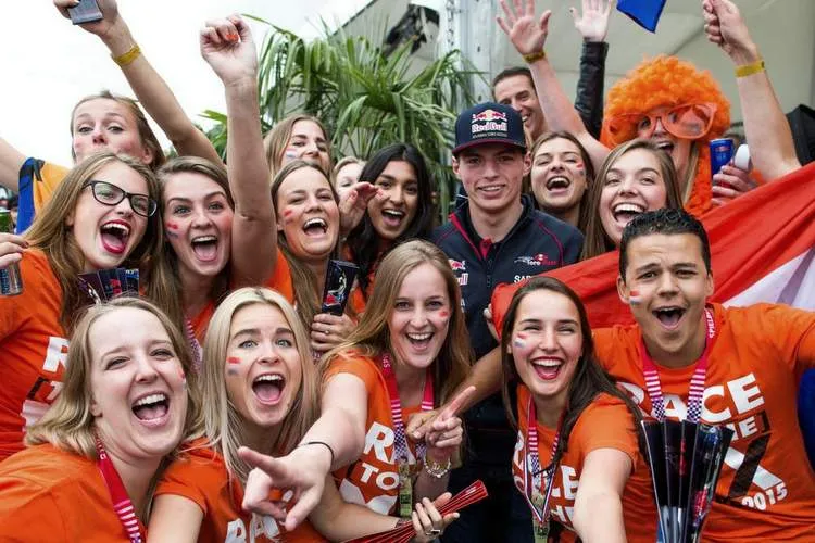 220 fans met max verstappen scuderia toro rosso gp oostenrijk