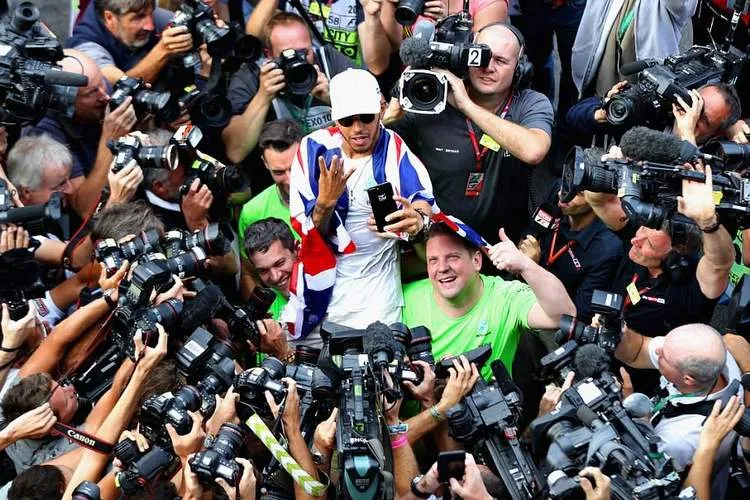 45d1110f00000578 5030863 photographers and cameramen swarm around lewis hamilton who is h a 34 1509357119811