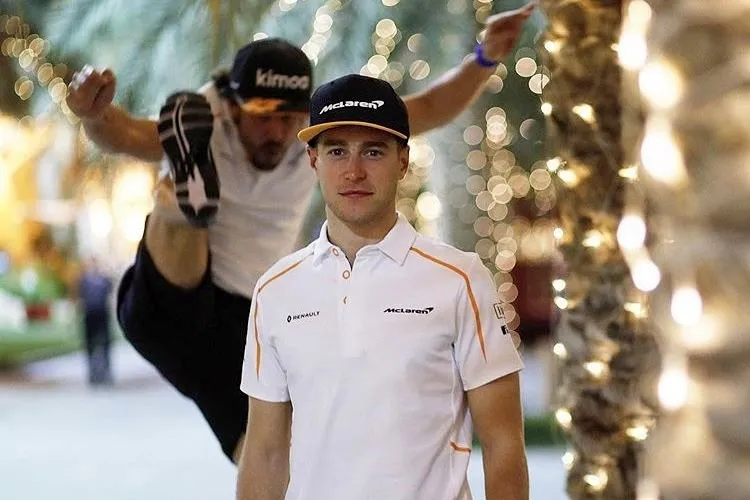 alonso kicks vandoorne 001