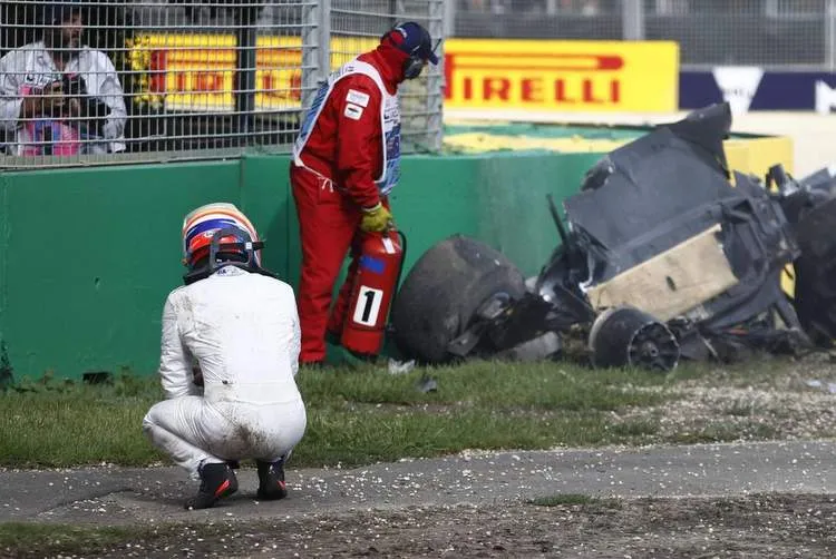 alonso melbourne crash4