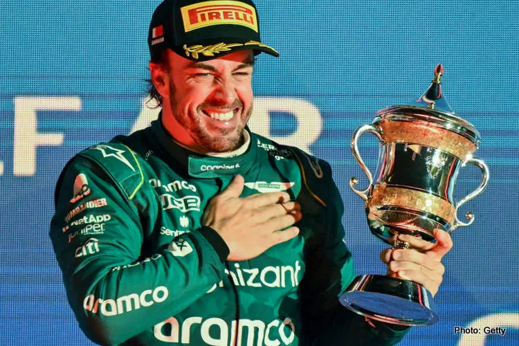alonso podium bahrain 002