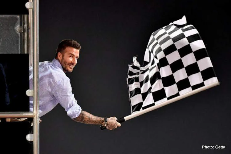 beckham waves chequered flag f1 abu dhabi 06 dec 19 7 19 38 am