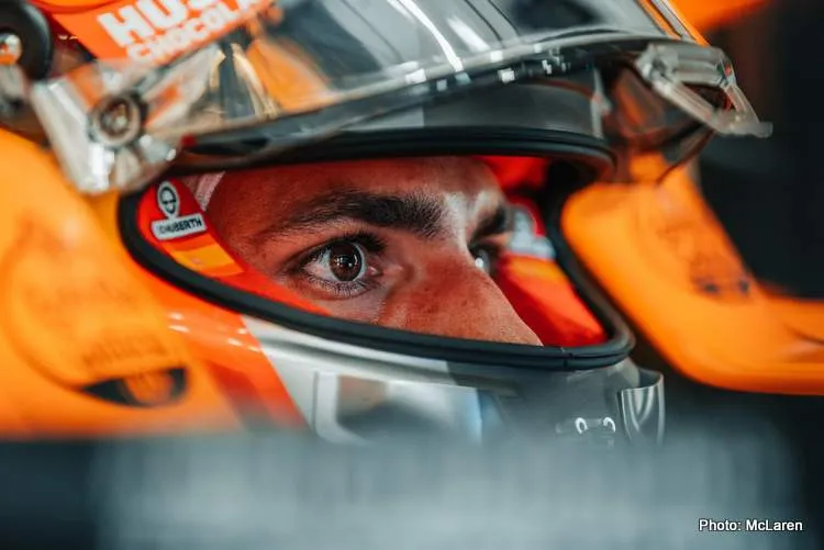 carlos sainz helmet