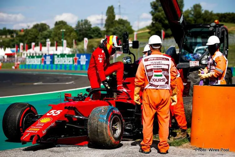 carlos sainz jr ferrari sf21 crash