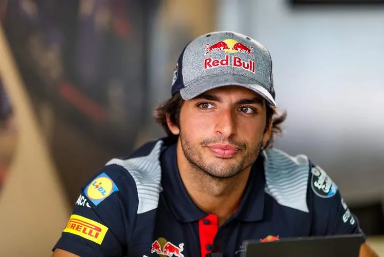 carlossainzf1grandprixgreatbritainpractice1nhoul7q2 ox