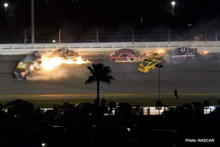 crash daytona 500 logano